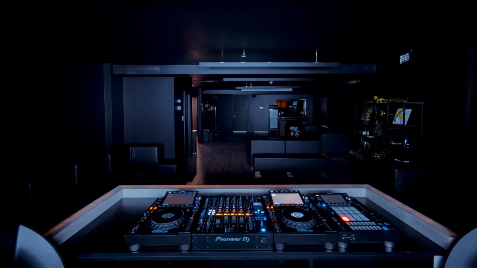 Green Room — lights off 6